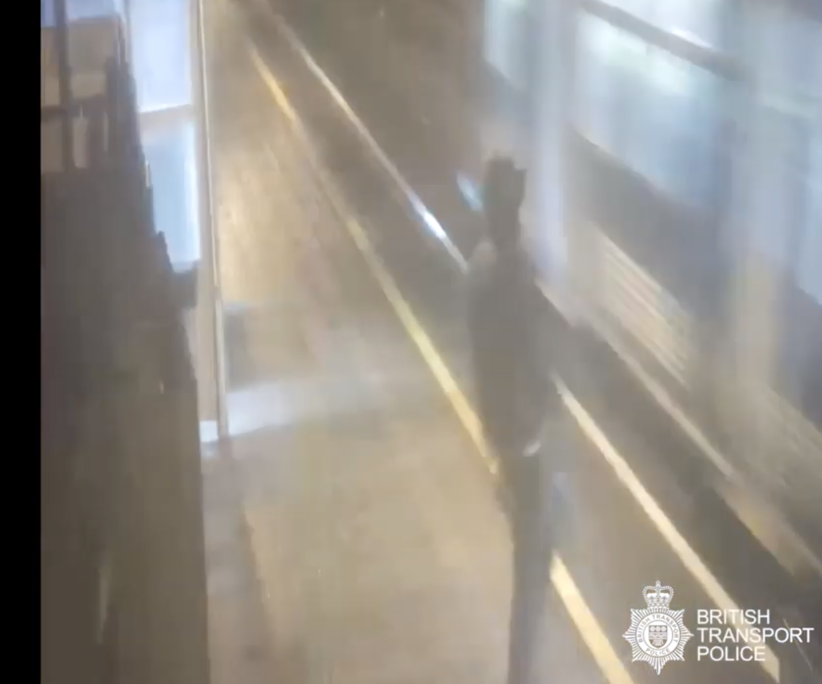 Pojke leker på tågspår Pojke leker på tågspår